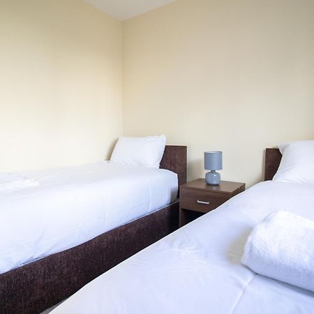 Newly Launched Two Bedroom House By Den Accommodation Short Lets & Serviced Accommodation With Garden London Exterior foto
