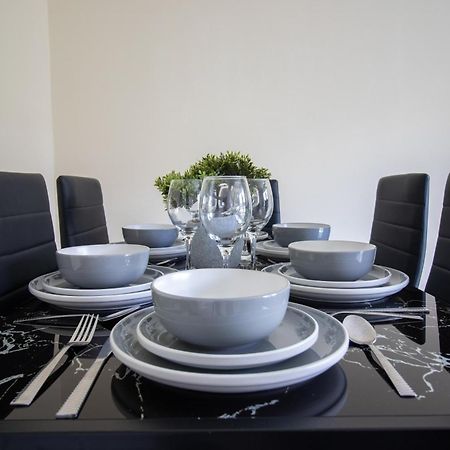 Newly Launched Two Bedroom House By Den Accommodation Short Lets & Serviced Accommodation With Garden London Exterior foto