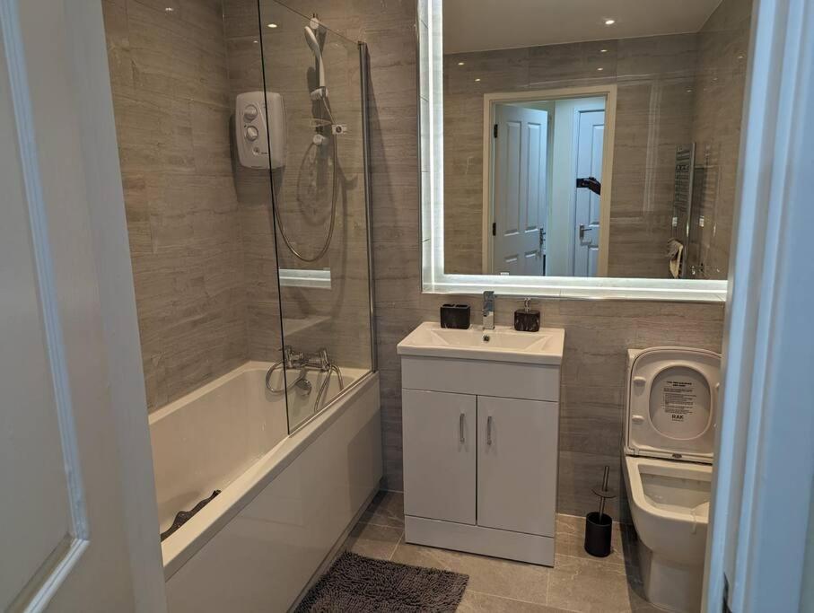 Newly Launched Two Bedroom House By Den Accommodation Short Lets & Serviced Accommodation With Garden London Exterior foto