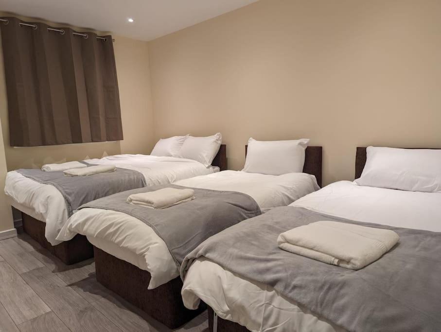 Newly Launched Two Bedroom House By Den Accommodation Short Lets & Serviced Accommodation With Garden London Exterior foto
