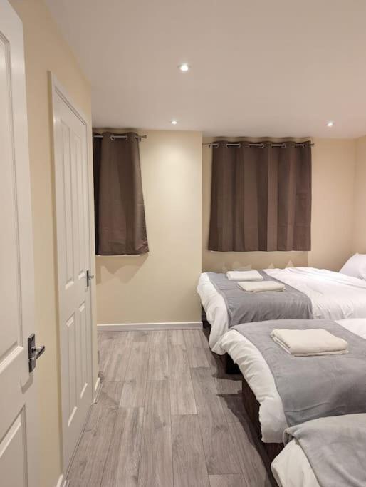 Newly Launched Two Bedroom House By Den Accommodation Short Lets & Serviced Accommodation With Garden London Exterior foto