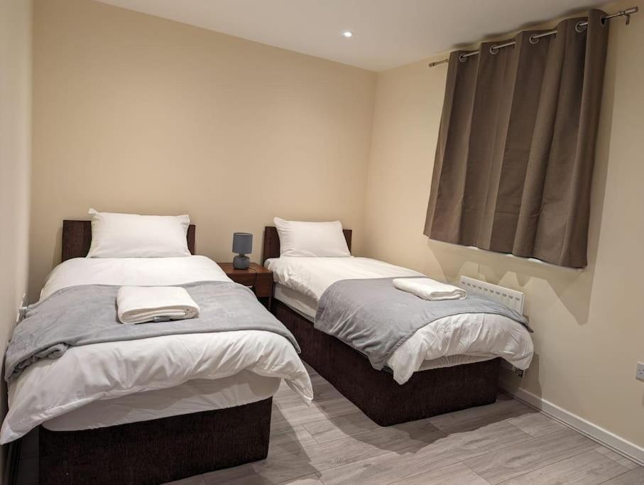 Newly Launched Two Bedroom House By Den Accommodation Short Lets & Serviced Accommodation With Garden London Exterior foto