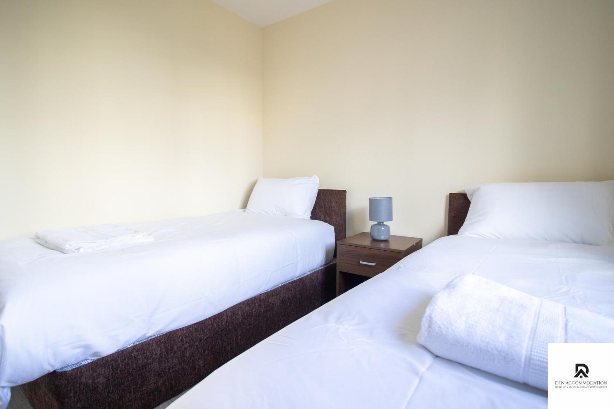 Newly Launched Two Bedroom House By Den Accommodation Short Lets & Serviced Accommodation With Garden London Exterior foto