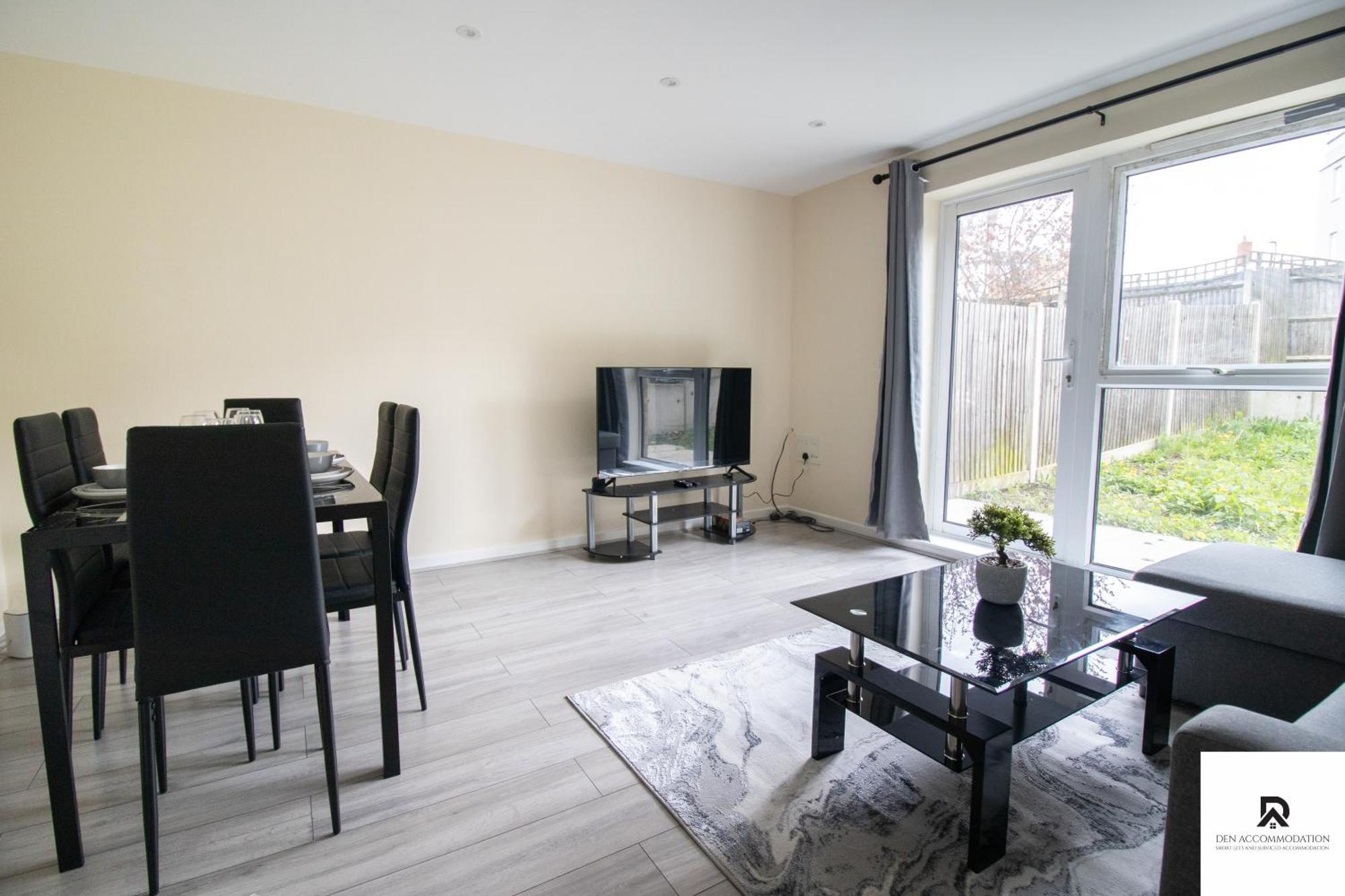 Newly Launched Two Bedroom House By Den Accommodation Short Lets & Serviced Accommodation With Garden London Exterior foto