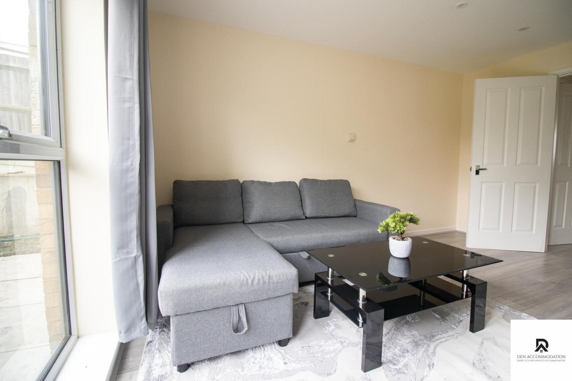 Newly Launched Two Bedroom House By Den Accommodation Short Lets & Serviced Accommodation With Garden London Exterior foto