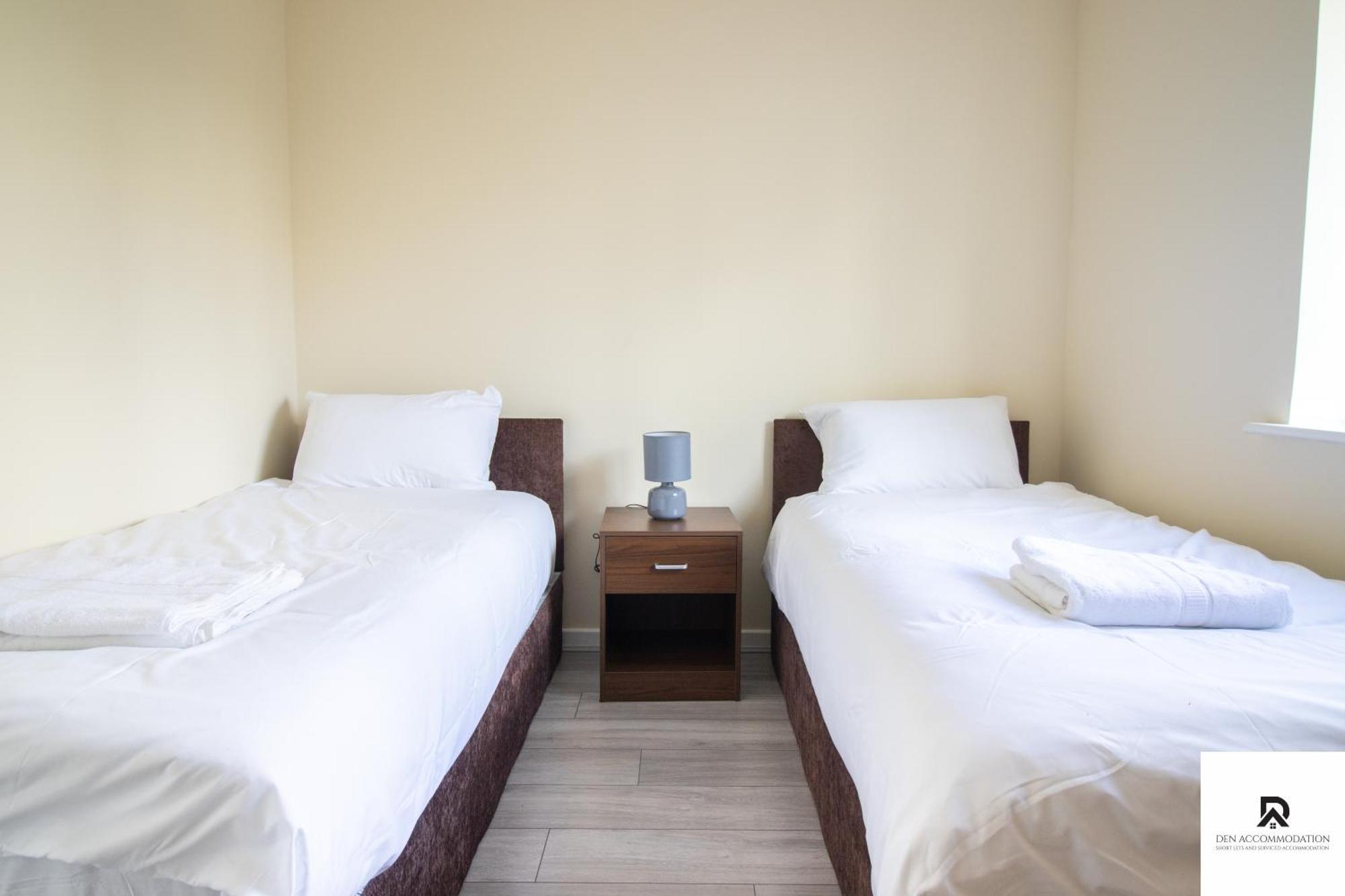 Newly Launched Two Bedroom House By Den Accommodation Short Lets & Serviced Accommodation With Garden London Exterior foto